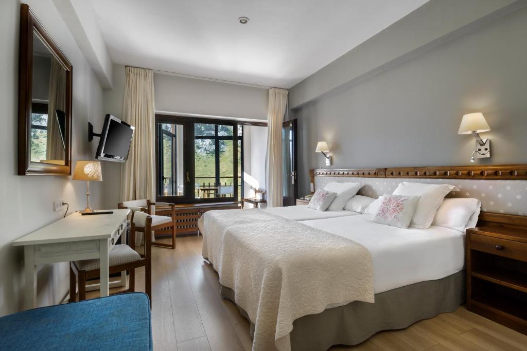Postel nebo postele na pokoji v ubytování Hotel Edelweiss Candanchú