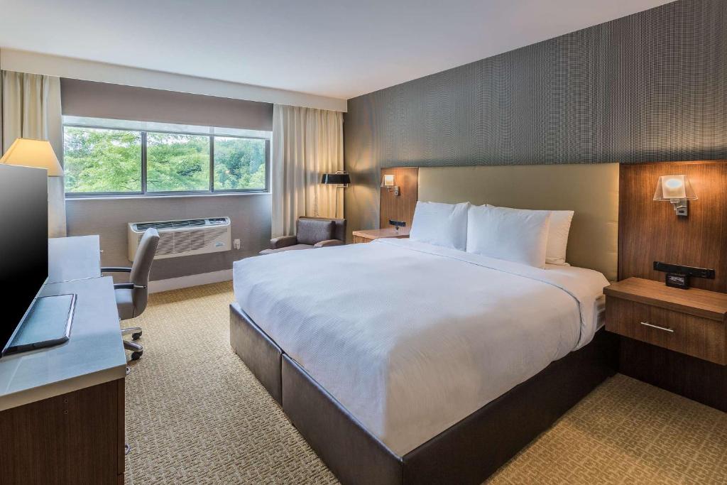 Postel nebo postele na pokoji v ubytování DoubleTree by Hilton Nanuet