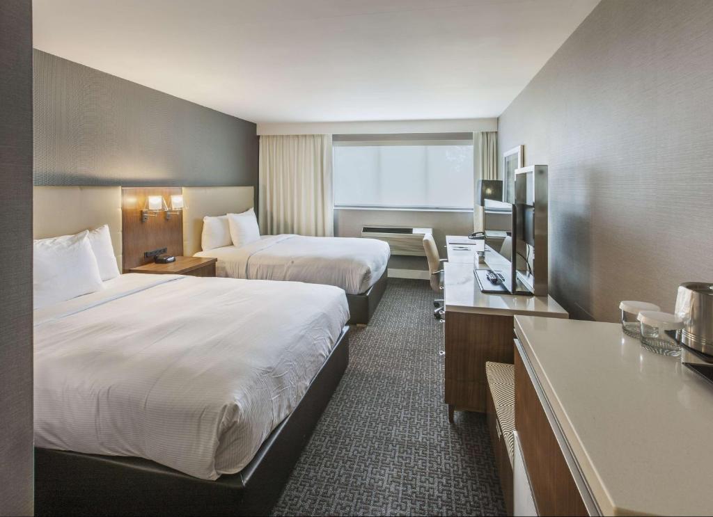 Postel nebo postele na pokoji v ubytování DoubleTree by Hilton Nanuet