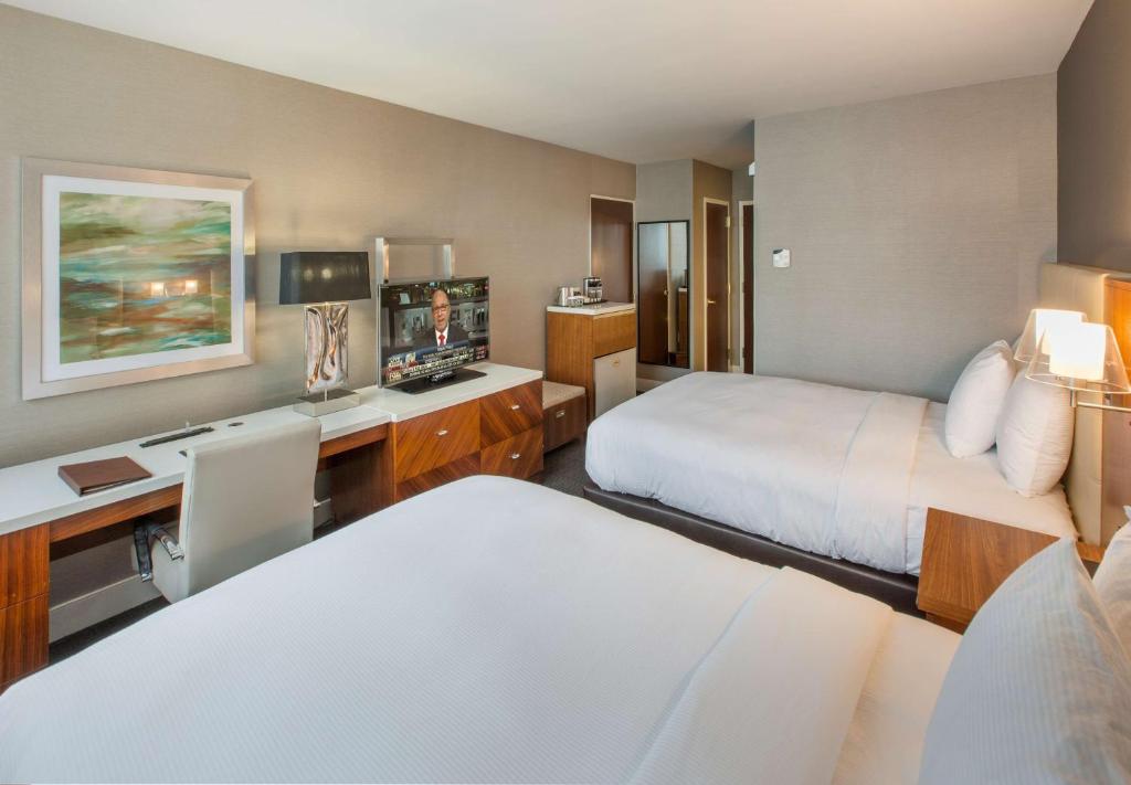 Postel nebo postele na pokoji v ubytování DoubleTree by Hilton Nanuet