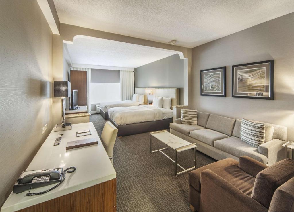 TV a/nebo společenská místnost v ubytování DoubleTree by Hilton Nanuet