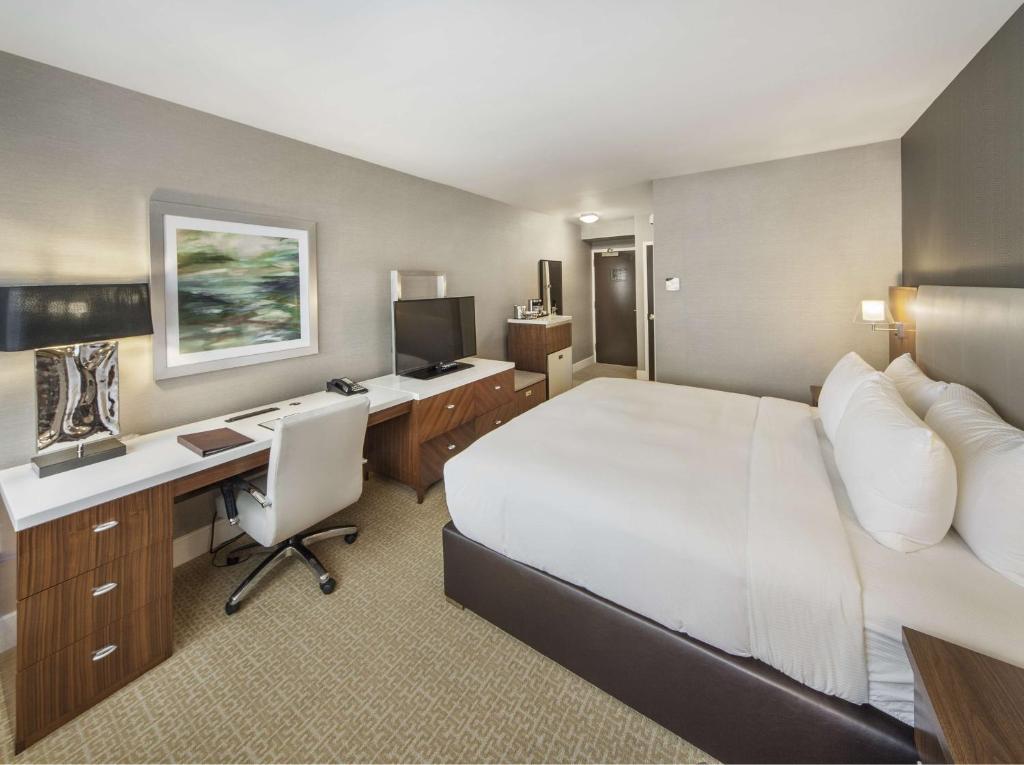 TV a/nebo společenská místnost v ubytování DoubleTree by Hilton Nanuet
