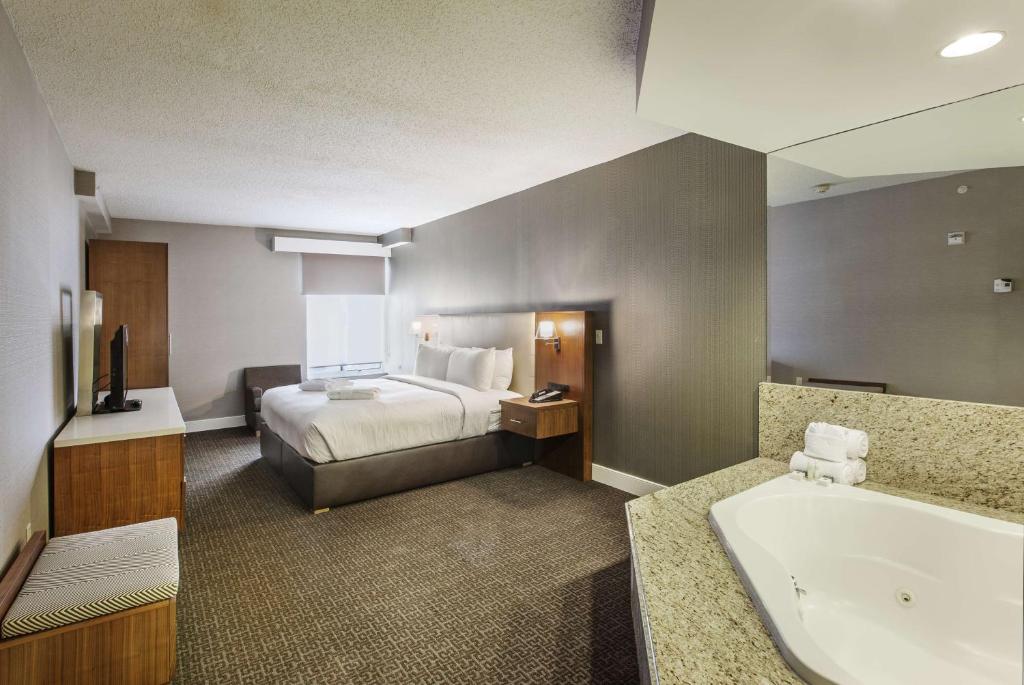 Postel nebo postele na pokoji v ubytování DoubleTree by Hilton Nanuet