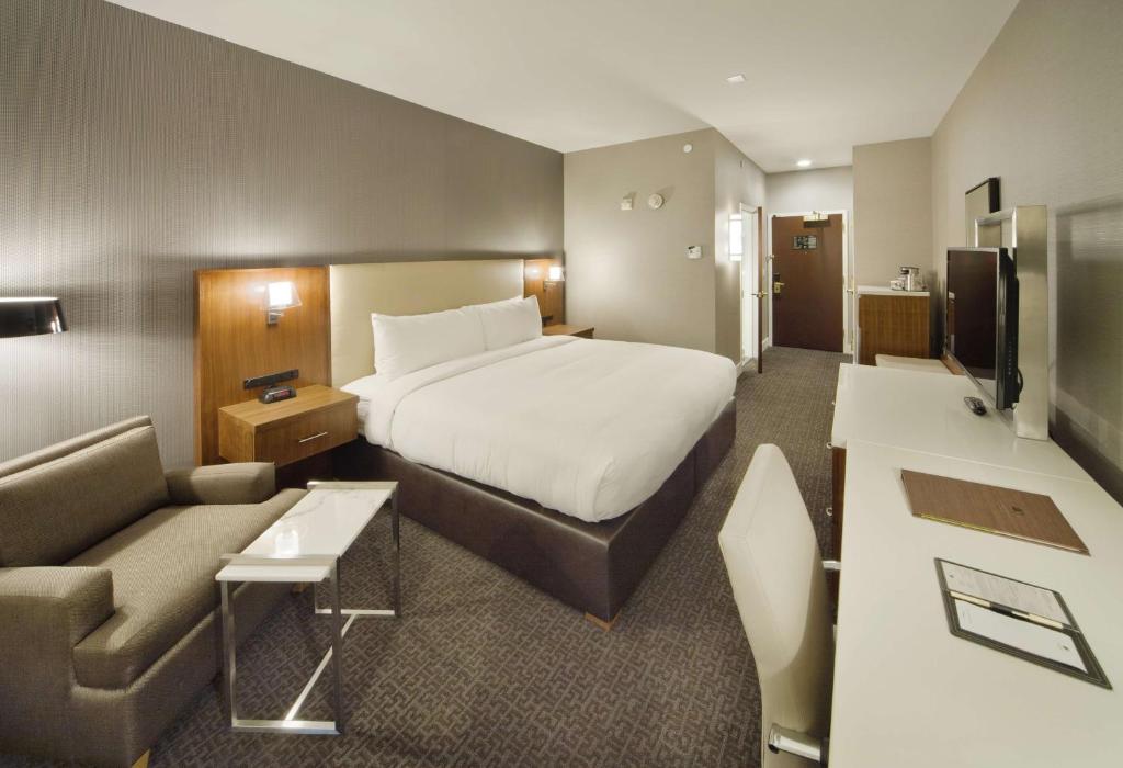 TV a/nebo společenská místnost v ubytování DoubleTree by Hilton Nanuet