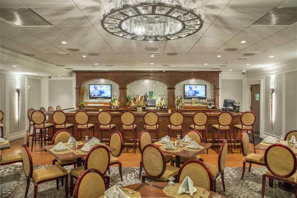 TV a/nebo společenská místnost v ubytování DoubleTree by Hilton Nanuet
