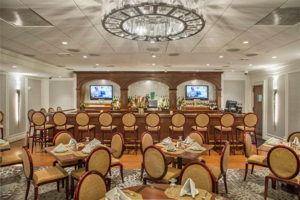 TV a/nebo společenská místnost v ubytování DoubleTree by Hilton Nanuet