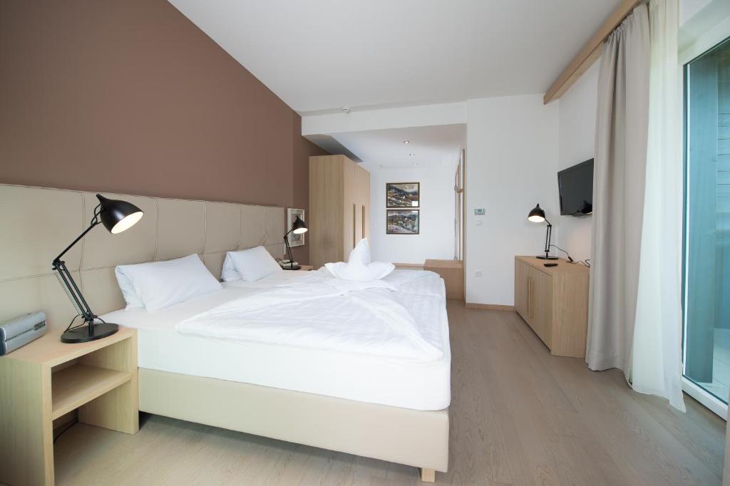 TV a/nebo společenská místnost v ubytování Seeberg Garni Hotel