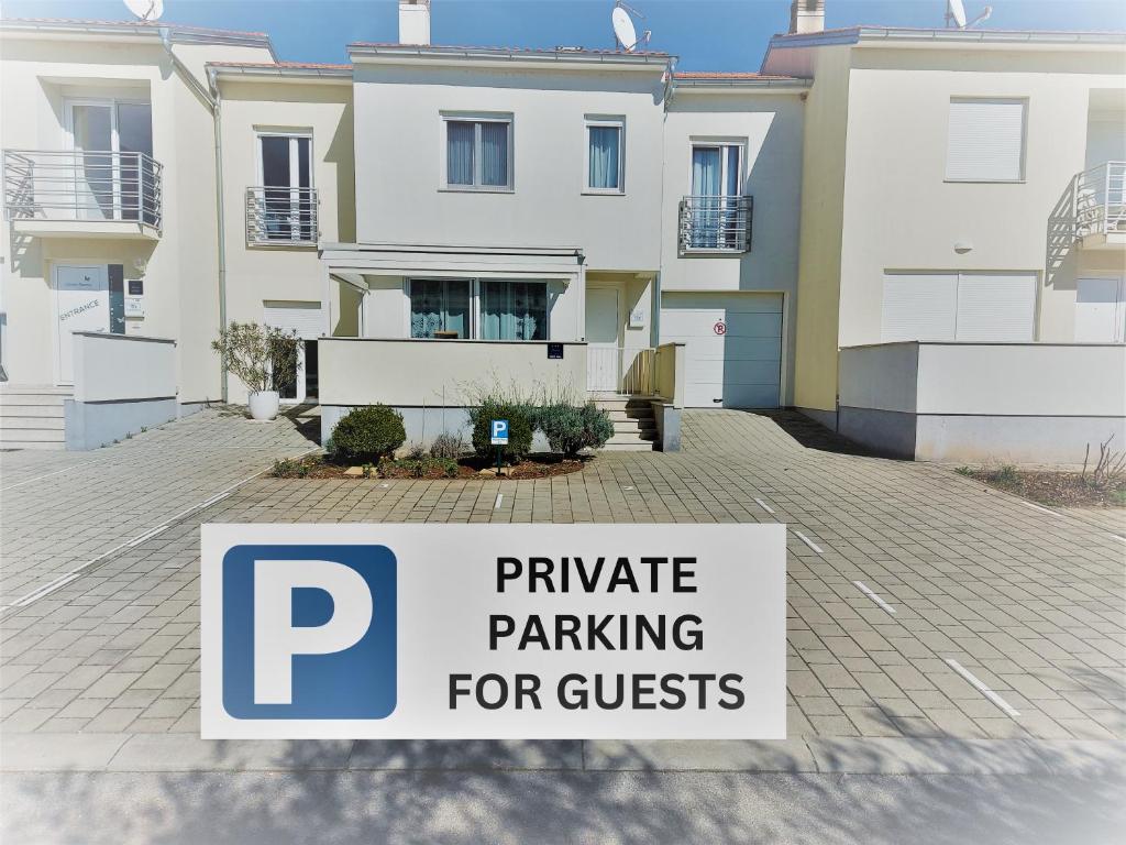 una señal de estacionamiento frente a una casa en Rooms Hana Rovinj, en Rovinj