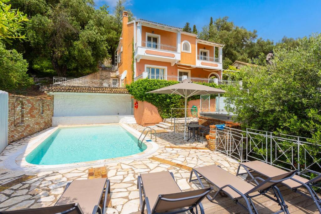 une villa avec une piscine et une maison dans l'établissement Villa Anastasia, à Agnítsini