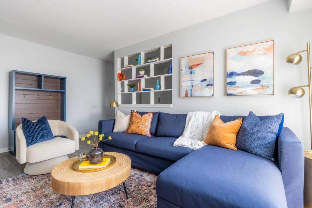 - un salon avec un canapé bleu et une table dans l'établissement Exclusive NEW Listing! Maple Heights Charm, à Maple Heights