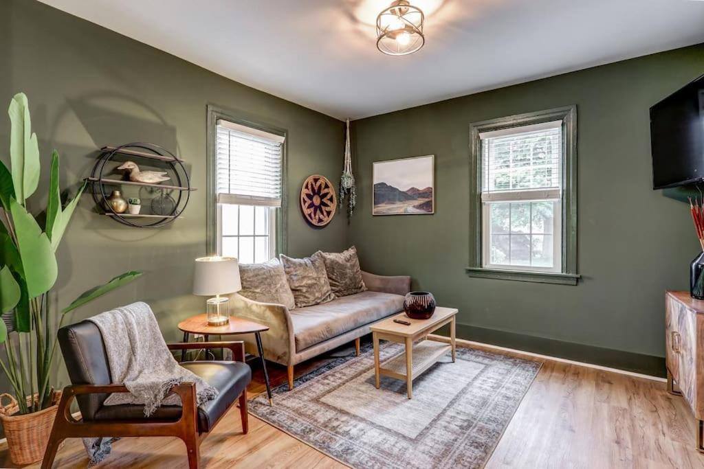 sala de estar con paredes verdes, sofá y sillas en Cozy Dark & Moody Home New Reno 10 mins to Lanc en Mountville