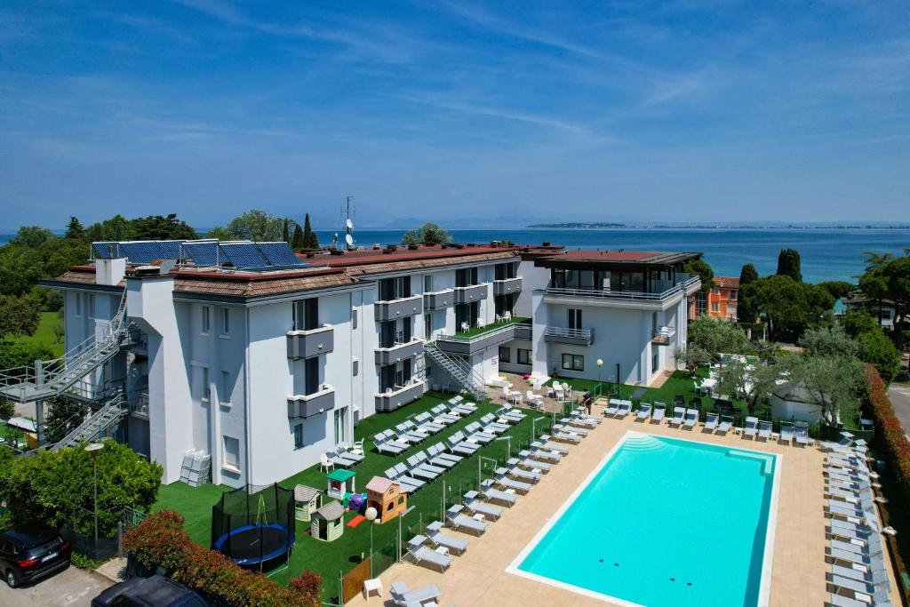  Elle offre une vue aérienne sur un hôtel doté d'une piscine. dans l'établissement Hotel Oliveto, à Desenzano del Garda