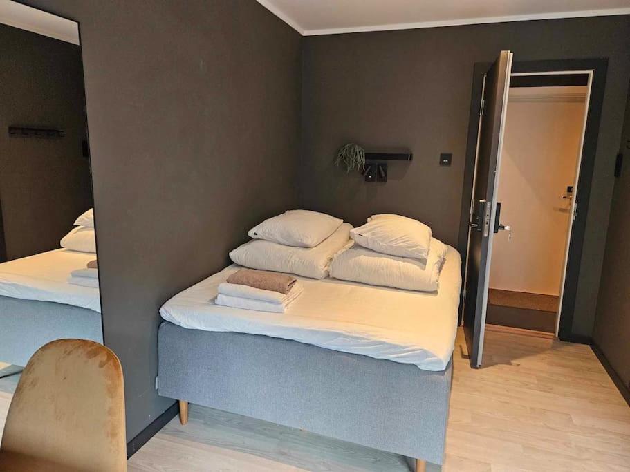 Un pat sau paturi într-o cameră la A Cheaper Option to Hotel (free street parking)