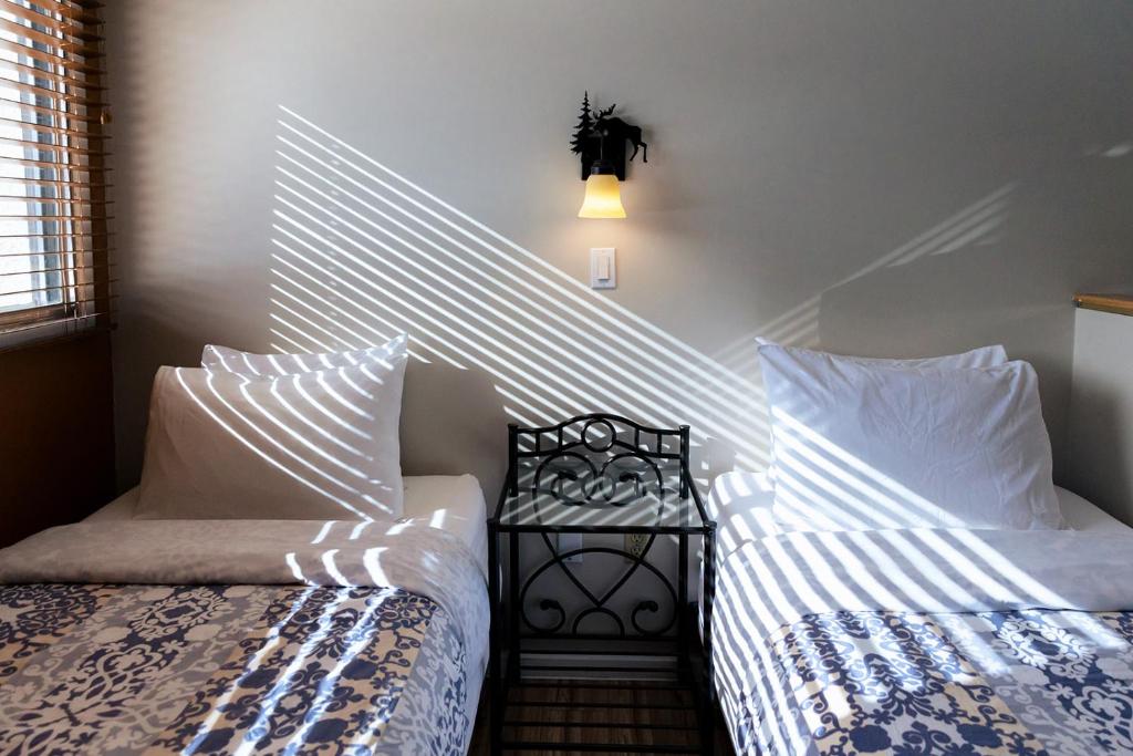 Una cama o camas en una habitación de Astoria Hotel