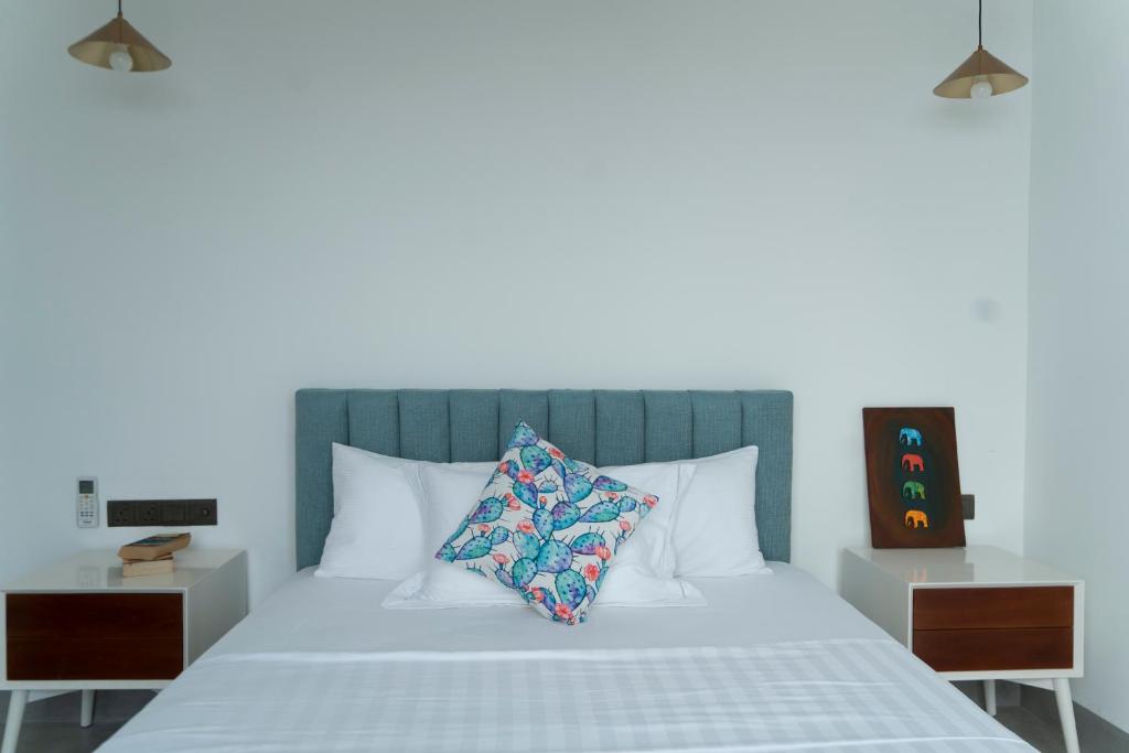 Postel nebo postele na pokoji v ubytování Four Petals Inn