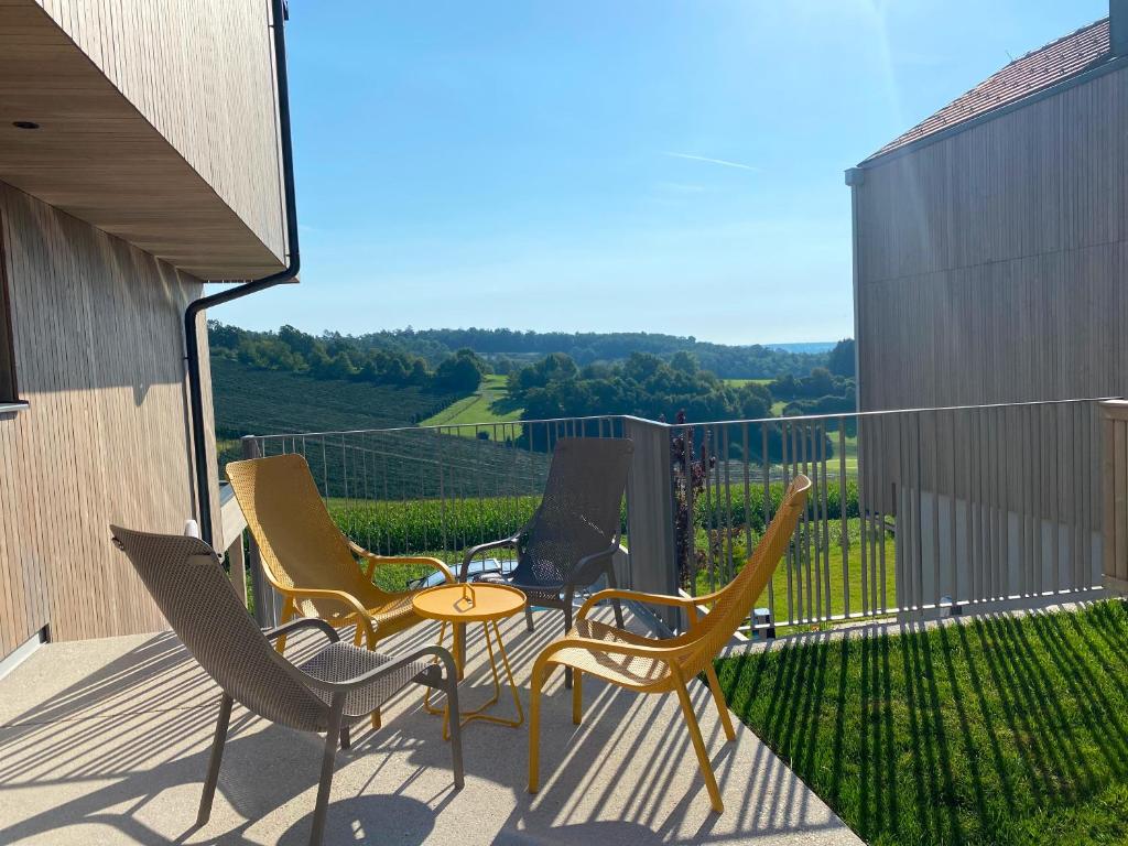 Un patio con sillas y una mesa en el balcón. en Mein Weinstöckl, en Stegersbach