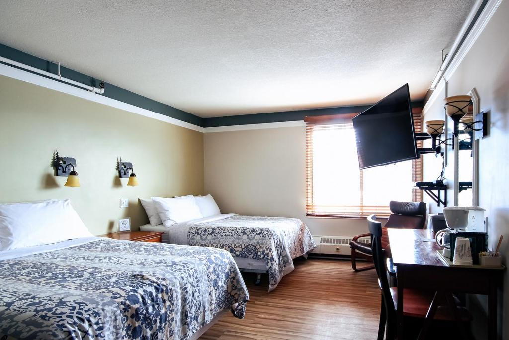 Una cama o camas en una habitación de Astoria Hotel