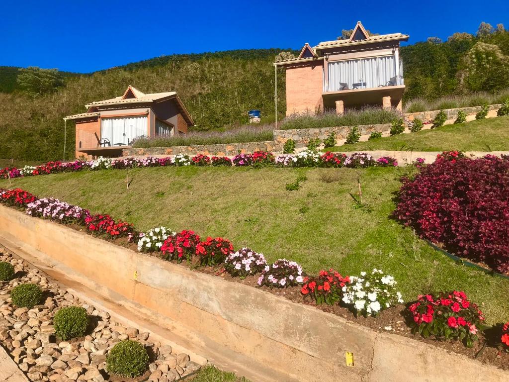 ein Haus mit einem Blumengarten davor in der Unterkunft Valle Piemonte in Divisa