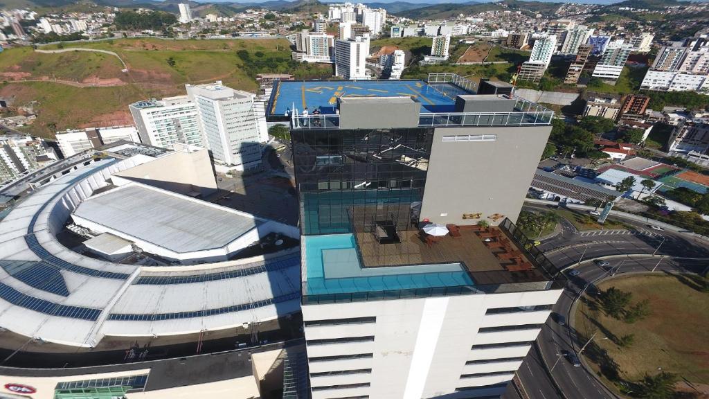 uma vista panorâmica de um edifício com piscina em Trade Hotel em Juiz de Fora