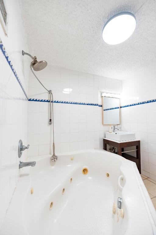 Koupelna v ubytování OCEAN VIEW DELUXE SUITE: PVT. BEACH & POOL