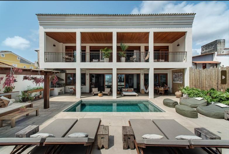 une maison avec une piscine en face de celle-ci dans l'établissement Barracuda Boutique, à Itacaré