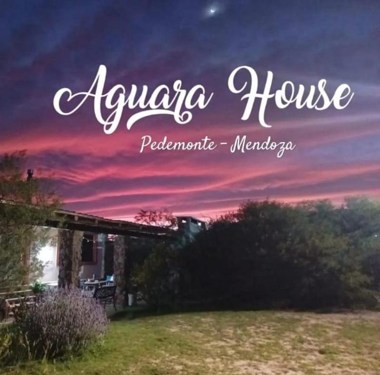 Ein Sonnenuntergang mit den Worten apache house pueblomnia mexico in der Unterkunft Aguara House Pedemonte Mendoza in Mendoza