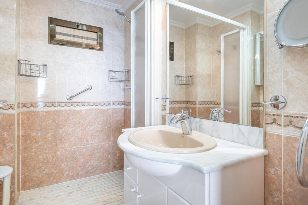 A bathroom at Los Gemelos 21-B Apartment Levante Beach