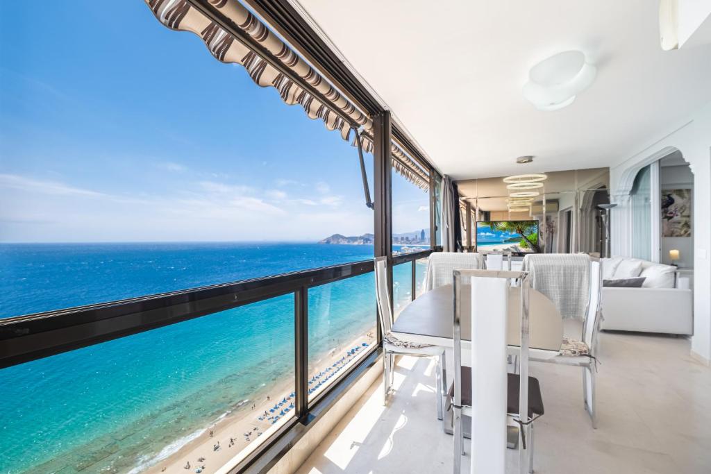 ベニドルムにあるLos Gemelos 21-B Apartment Levante Beachの海の景色を望むダイニングルーム