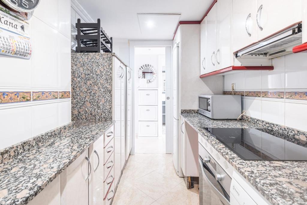 A kitchen or kitchenette at Los Gemelos 21-B Apartment Levante Beach
