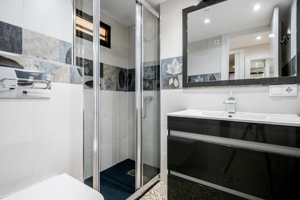 A bathroom at Los Gemelos 21-B Apartment Levante Beach