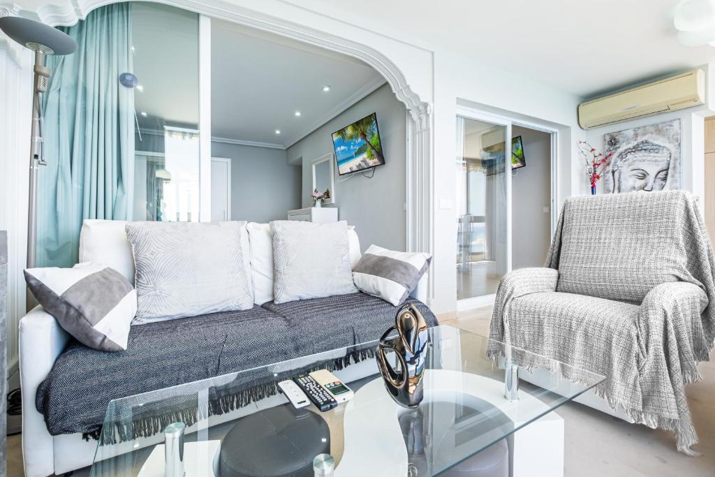 A seating area at Los Gemelos 21-B Apartment Levante Beach