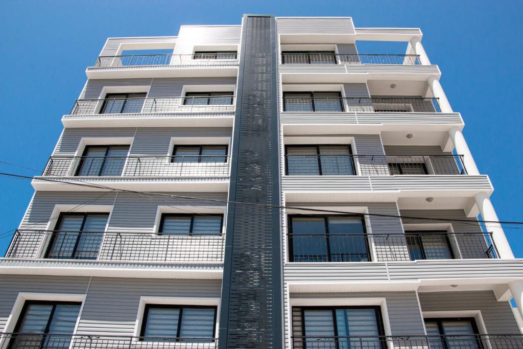 ein großes weißes Apartmenthaus mit einer Spirale in der Unterkunft Royal Homes in Kyrenia