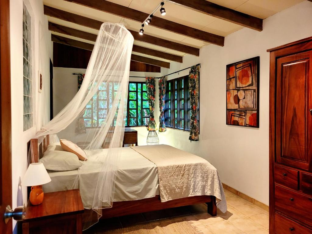 Postelja oz. postelje v sobi nastanitve Casa Osos Caribeños a solo 400 mts de la playa