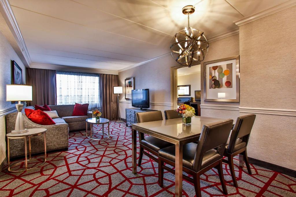 DoubleTree by Hilton Chicago/Alsip - One-Bedroom King Suite With Sofa Bed - Non-Smoking