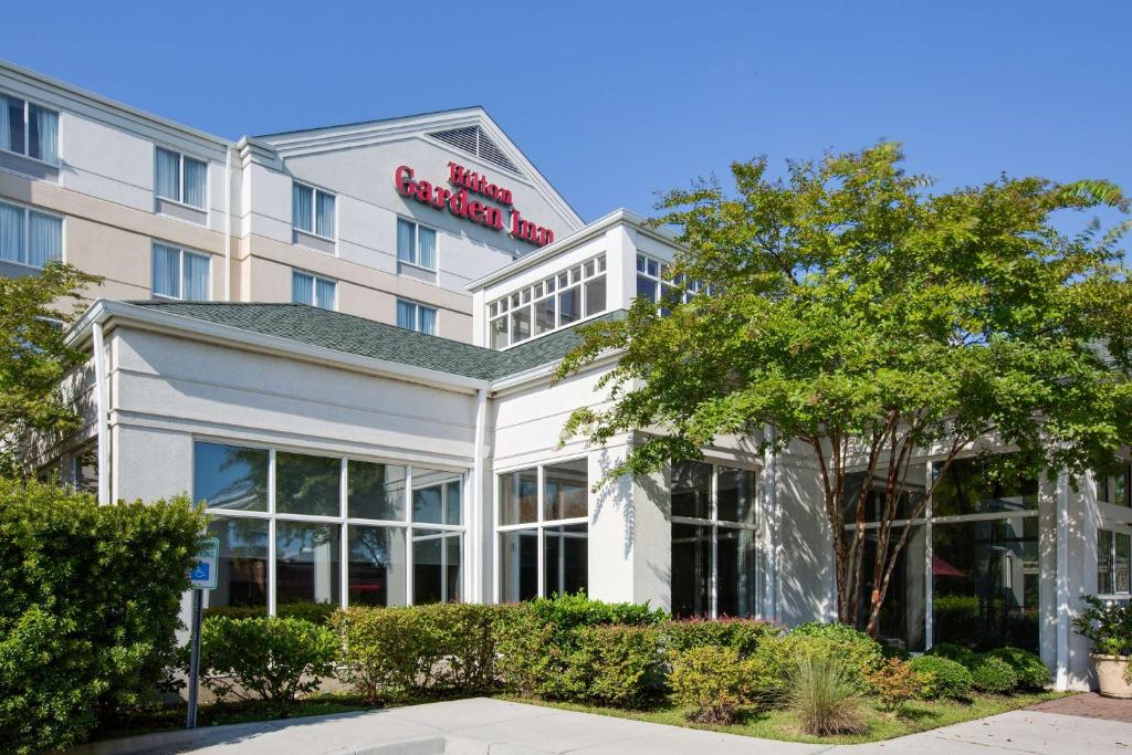 une représentation de l'avant d'un hôtel dans l'établissement Hilton Garden Inn Charleston Airport, à Charleston