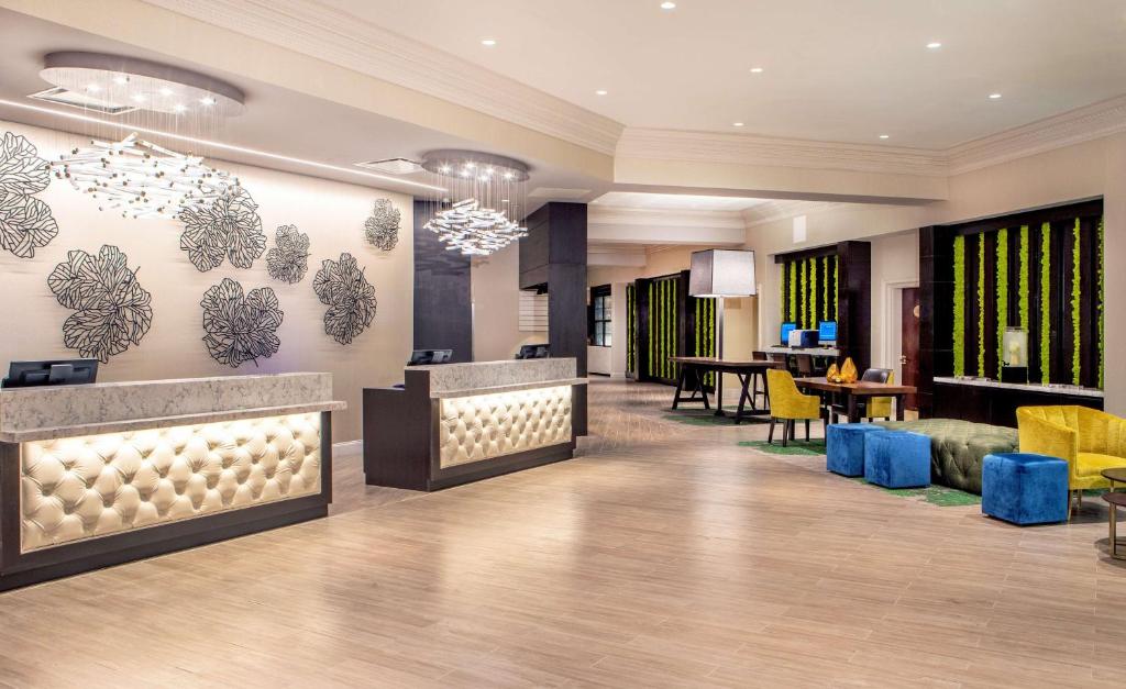 a lobby with a waiting area and a dining room at Hilton Wilmington/Christiana in Newark