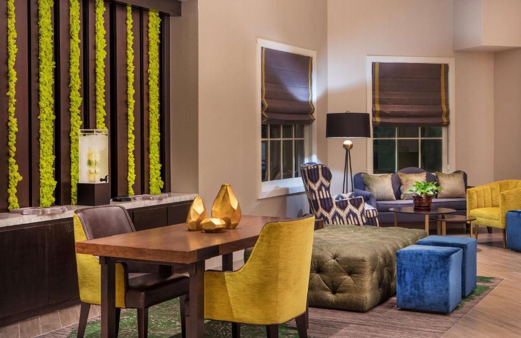 Uma área de estar em Hilton Wilmington/Christiana