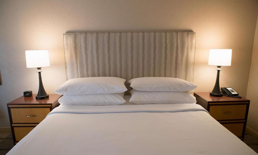Cama ou camas em um quarto em Hilton Wilmington/Christiana