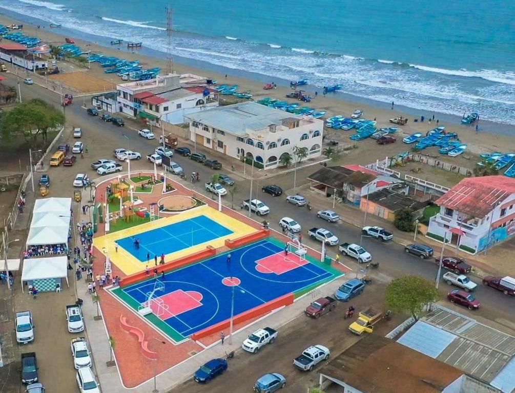 una vista aérea de una cancha de baloncesto en la playa en Relic's mini Resort, en Puerto Cayo