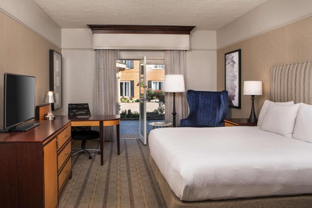 Cama ou camas em um quarto em Hilton Wilmington/Christiana