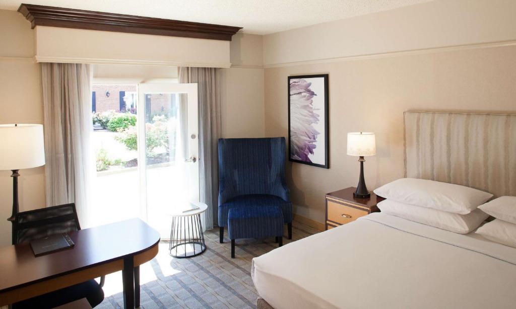 Cama ou camas em um quarto em Hilton Wilmington/Christiana