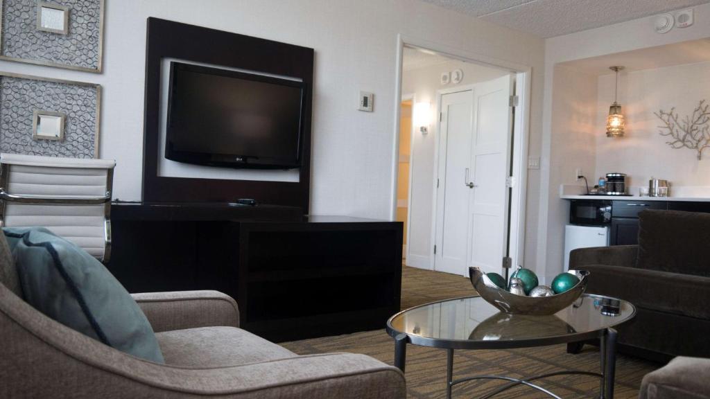 TV a/nebo společenská místnost v ubytování DoubleTree by Hilton Rochester