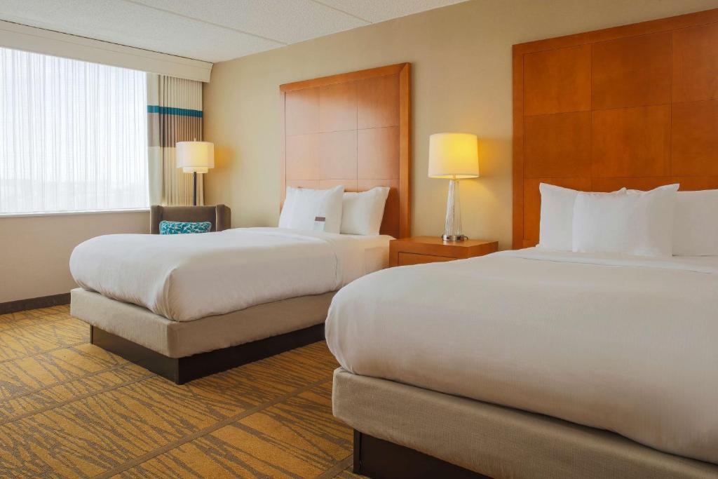 Postel nebo postele na pokoji v ubytování DoubleTree by Hilton Rochester
