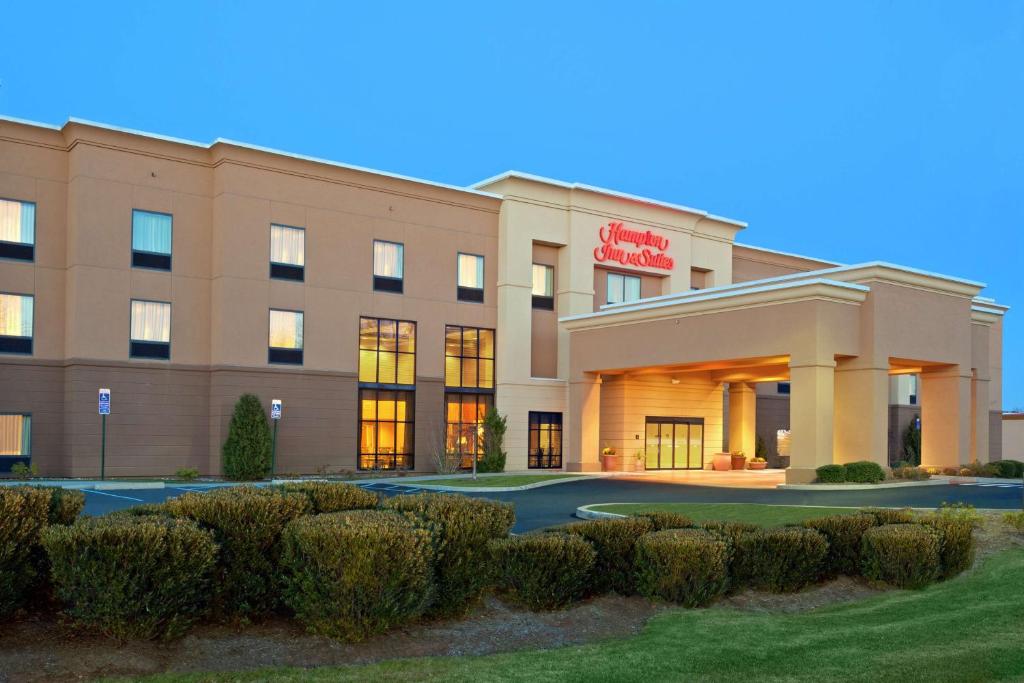 eine Darstellung der Vorderseite eines Hotels in der Unterkunft Hampton Inn & Suites Hartford-Manchester in Manchester