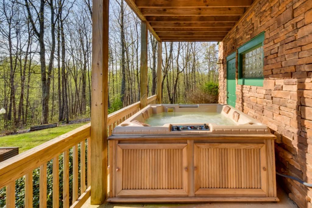 een hot tub op het dek van een hut bij Family Getaway Georgia Cabin with Outdoor Hot Tub in Clermont