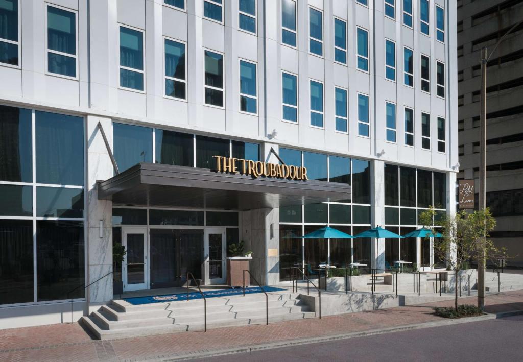新奥尔良The Troubadour Hotel New Orleans的正面有标志的建筑物