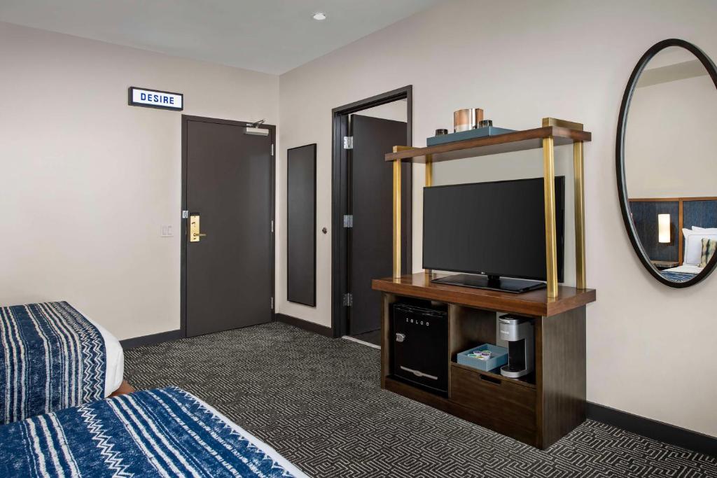 Troubadour Hotel New Orleans, Tapestry Collection By Hilton - Queen Room With Two Queen Beds And Mobility Accessible Shower