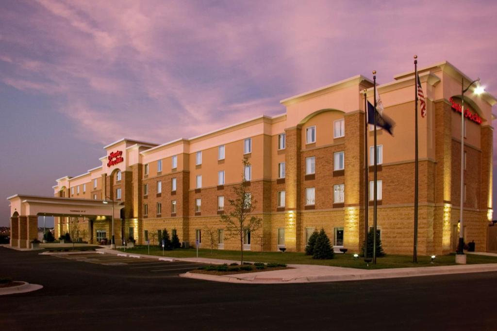 une séance d'hôtel la nuit dans l'établissement Hampton Inn & Suites Omaha Southwest-La Vista, à La Vista