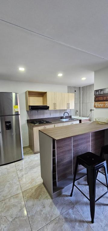 een keuken met een aanrecht en een roestvrijstalen koelkast bij Apartamentos del Sur in Itagüí