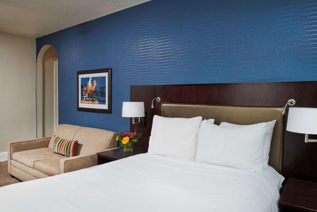 Hotel Alex Johnson Rapid City, Curio Collection by Hilton - Suite King De Dos Dormitorios